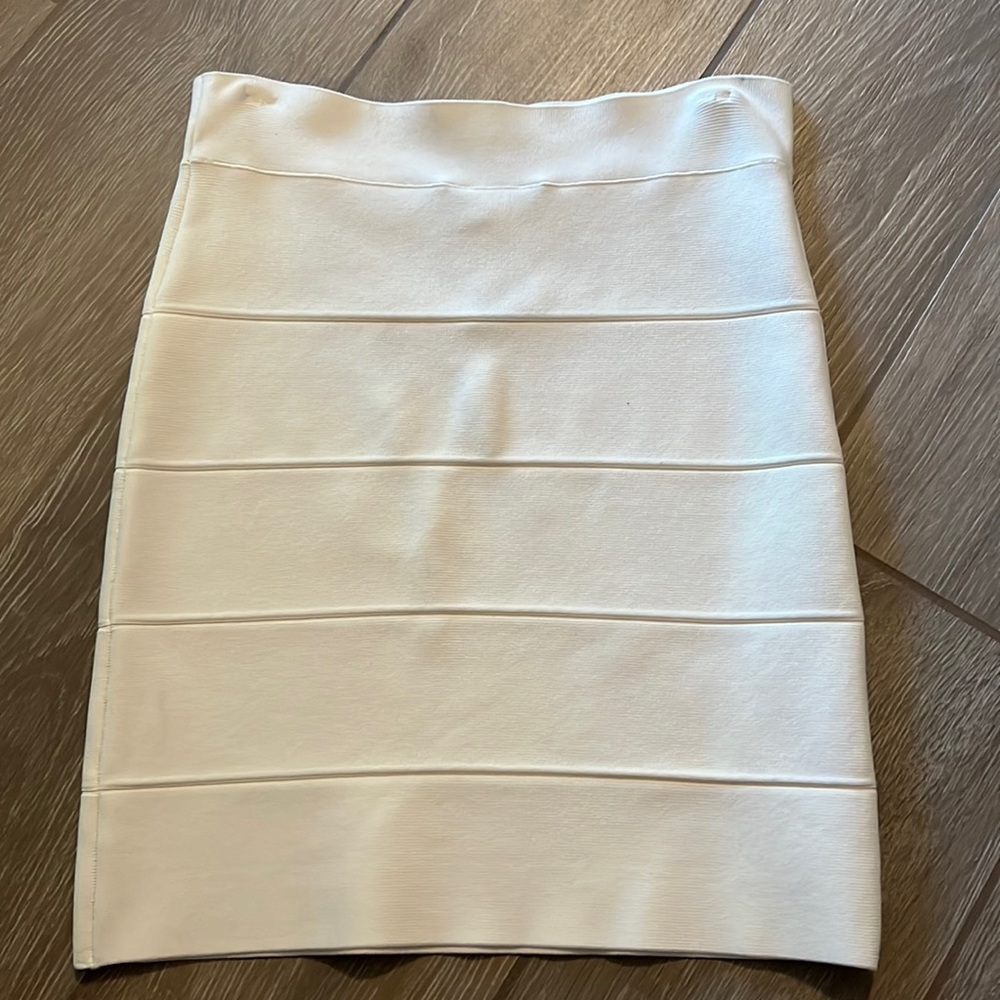 BCBG Maxazria White Knit Mini Skirt. Sz M